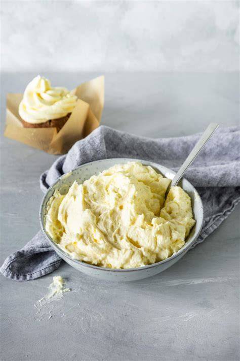 Spatel und Schüssel mit luftiger Buttercreme