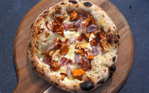 Speck, Crème fraîche und Bergkäse auf Croissantteig