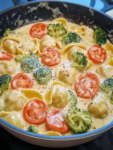 Speck, Datteln und Tortellini in Pfanne