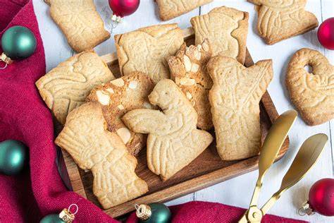 Spekulatius Kekse, weihnachtlich arrangiert mit Gewürzen