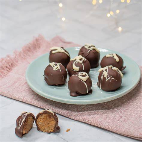 Spekulatius Marzipan Pralinen auf einem Teller, Nahaufnahme