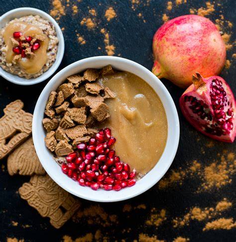 Spekulatius Porridge mit Granatapfel und Apfelmus im Glas