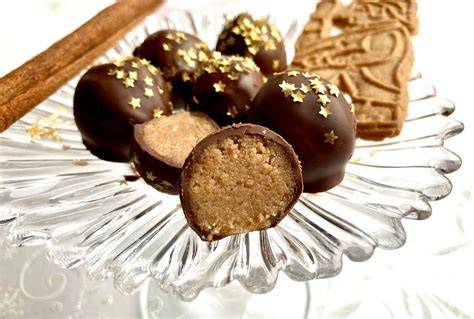 Spekulatius Pralinen auf einem Adventsteller