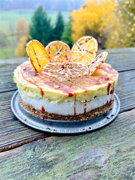 Spekulatius und Orangen auf Holztisch