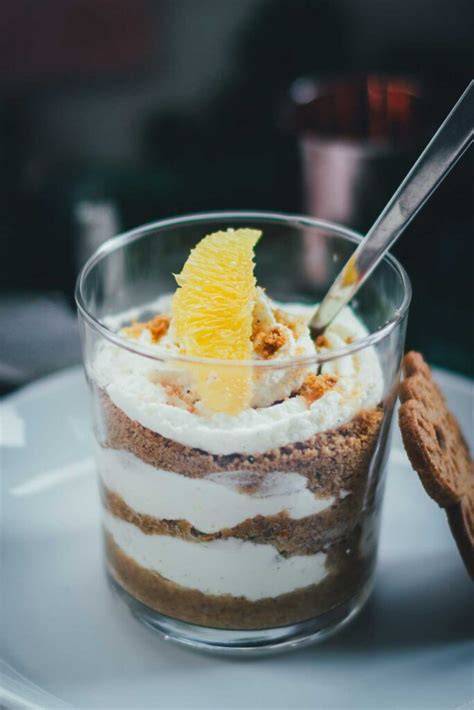 Spekulatius-Dessert mit Orange und Tonkabohne im Glas