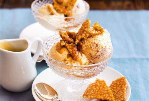 Spekulatius-Eis mit Karamellsoße, Krokant und Weihnachtsdeko