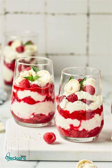Spekulatius-Himbeer-Quark Dessert im Glas dekoriert mit frischen Himbeeren