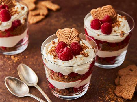 Spekulatius-Himbeer-Tiramisu im Glas mit frischen Himbeeren
