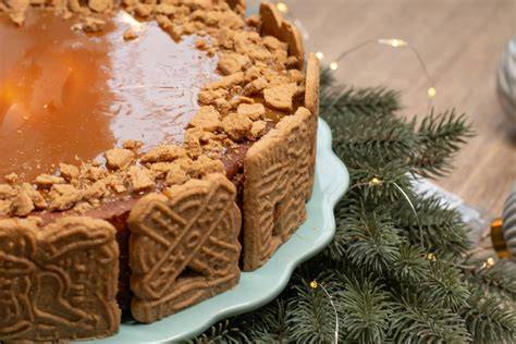 Spekulatius-Käsekuchen angeschnitten mit Karamell-Topping