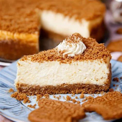 Spekulatius-Käsekuchen auf festlicher Tortenplatte