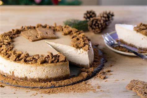 Spekulatius-Käsekuchen mit winterlicher Dekoration
