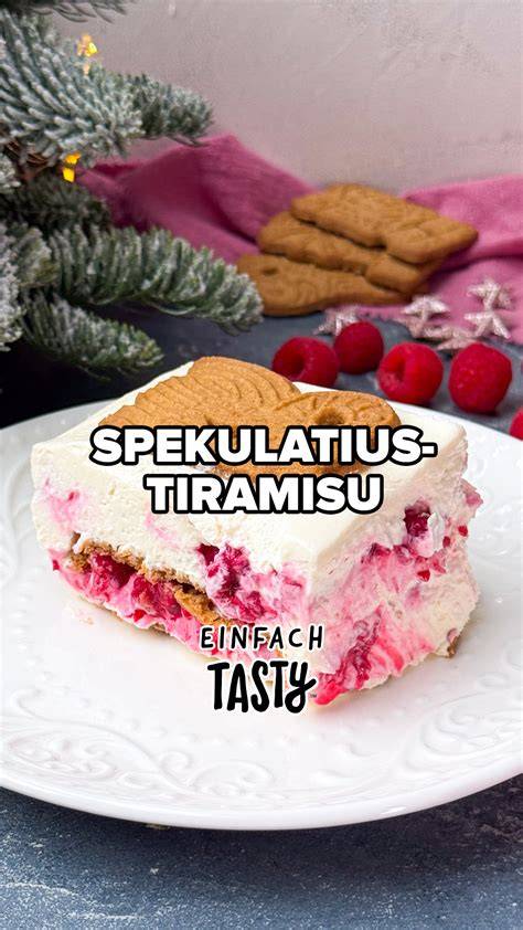 Spekulatius-Kekse und Himbeeren auf Holzplatte