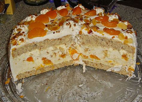 Spekulatius-Mandarinen-Torte anschneiden