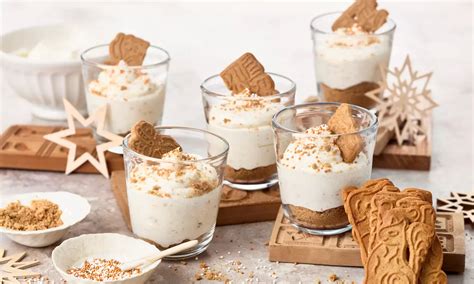 Spekulatius-Mousse mit weißen Schokoladentupfen dekoriert