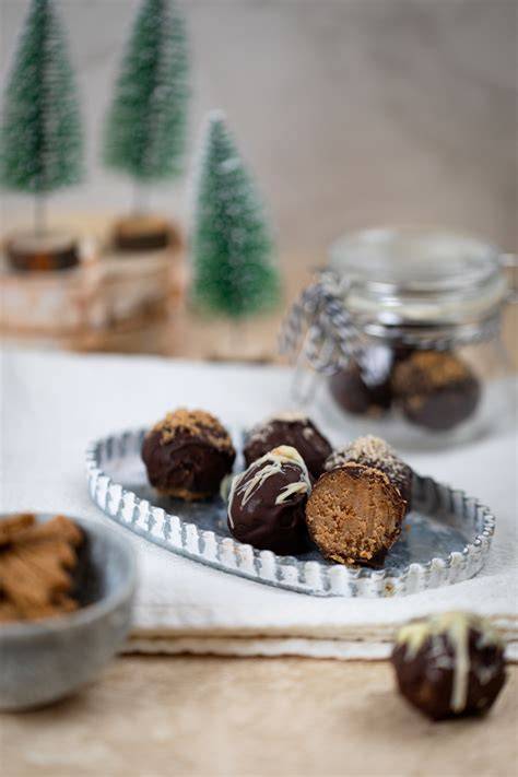 Spekulatius-Pralinen in einem Glas als Geschenk
