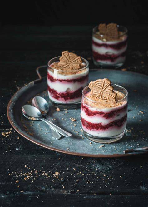 Spekulatius-Tiramisu im Glas mit Himbeeren und Sahne