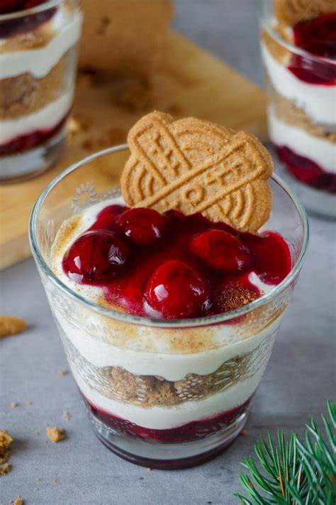 Spekulatius-Tiramisu im Glas mit Kirschen und Kakao bestreut