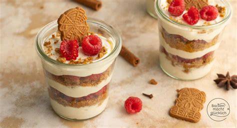 Spekulatius-Tiramisu im Glas mit Mandarinen und Himbeeren
