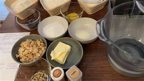 Spekulatius-Zutaten: Mehl, Butter, Zucker, Gewürze, Mandeln, Schokolade