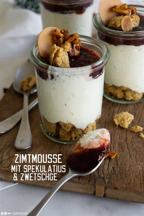 Spekulatiuscrumble, Zimtmousse und Zwetschgenkompott geschichtet