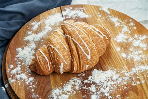 Spekulatiuspralinen mit weißer Schokolade auf einem Holzbrett