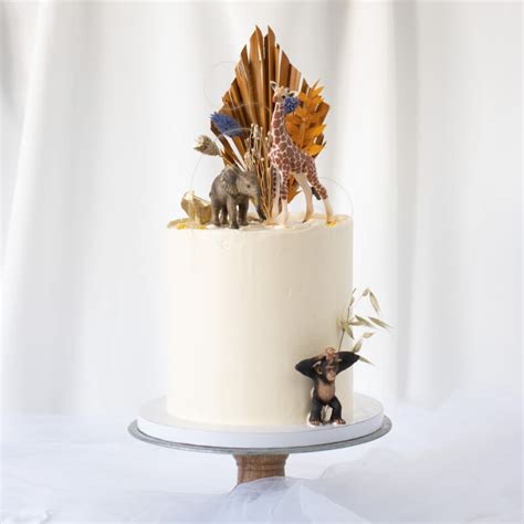 Spezielle Safari-Torte mit Tierfiguren und Dekorationen als Beispiel