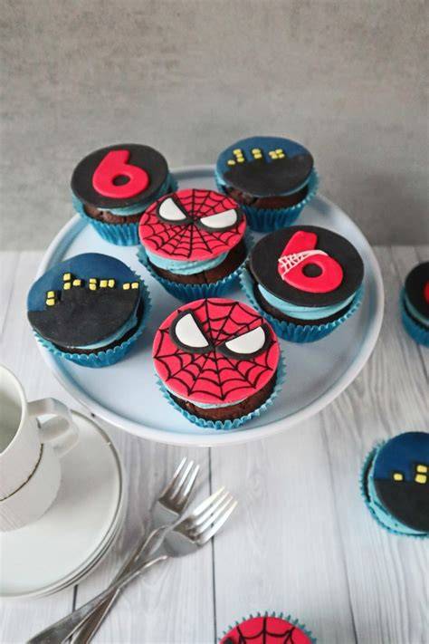 Spider-Man Geburtstagstorte mit Cupcakes und Cake Pops