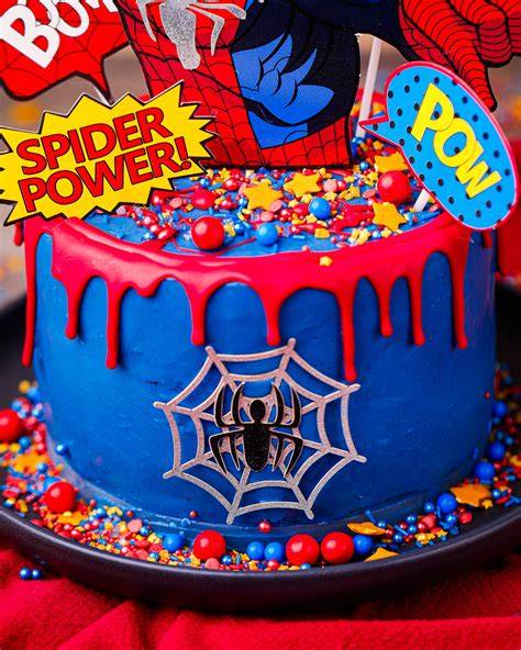 Spiderman Cake Topper und Superhelden-Streusel auf einem Geburtstagskuchen