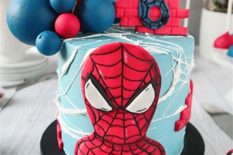 Spiderman Torte mit Fondantaufleger und Marshmallow-Spinnennetz
