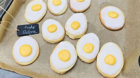 Spiegelei-Cookies mit weißem Guss und orangefarbenem Eidotter