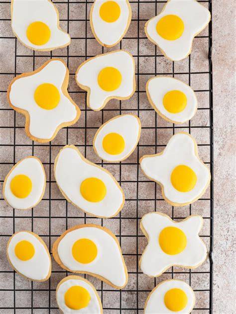 Spiegelei-Kekse mit weißem Royal Icing und gelber Lebensmittelfarbe, Detailansicht der Deko