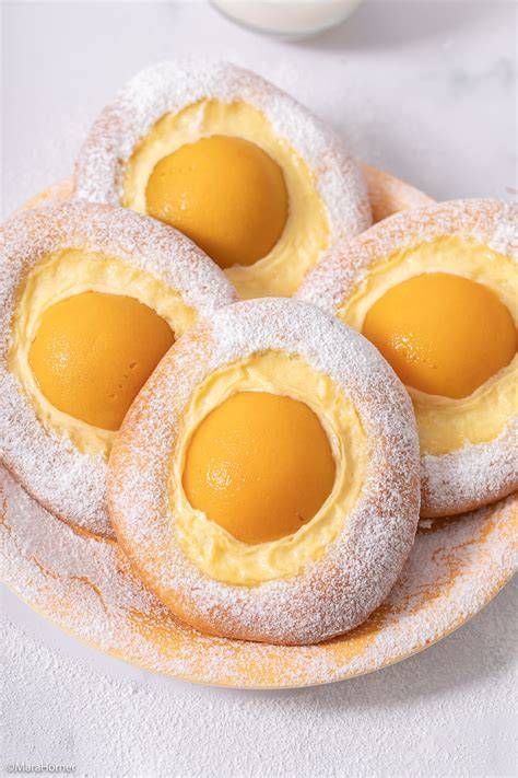 Spiegeleier Pudding Teilchen auf einem Backblech, direkt aus dem Ofen