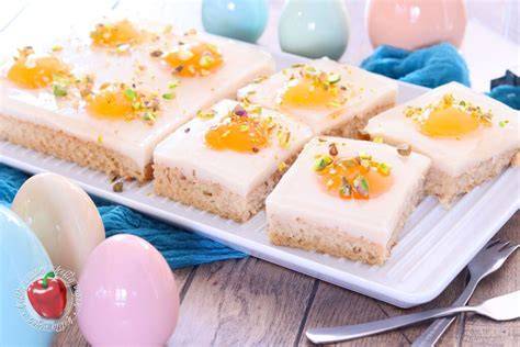 Spiegeleikuchen fertig dekoriert mit Aprikosenhälften und Pistazien