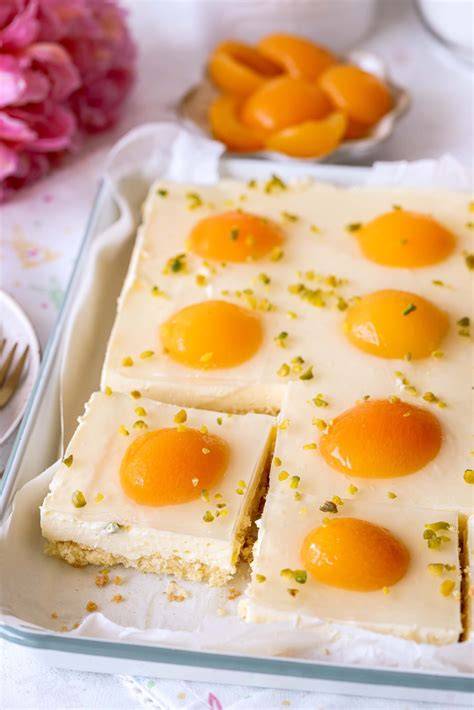 Spiegeleikuchen mit Aprikosenhälften
