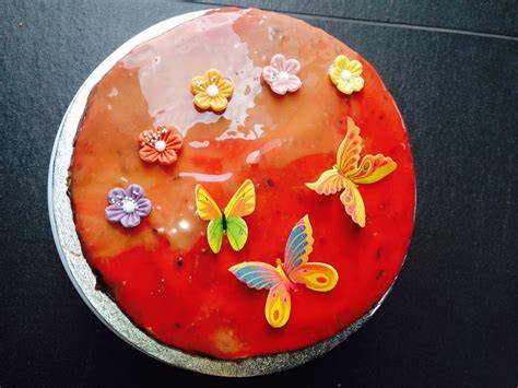 Spiegelglasur wird über gefrorene Torte gegossen