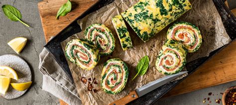 Spinat-Lachs-Rolle auf Schneidebrett, angerichtet