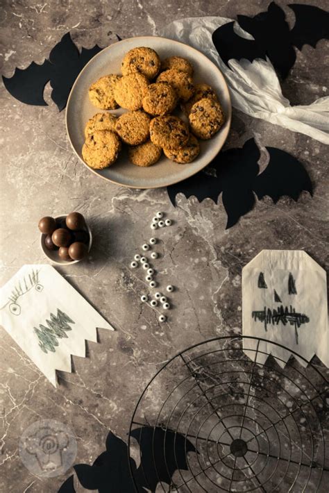 Spinnenkekse auf Halloween-Tafel