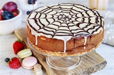 Spinnennetz Dekoration auf Torte