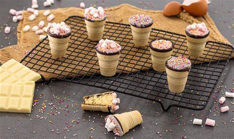 Spirale aus Schokosoße auf Muffins und Eisbecher