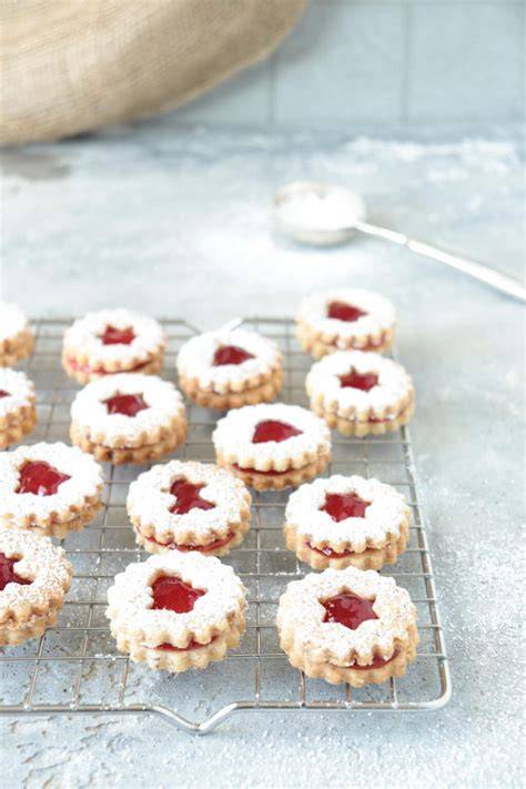 Spitzbuben Osterplätzchen mit Marmelade auf Kuchengitter