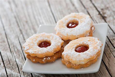 Spitzbuben mit Johannisbeergelee auf Holzbrett