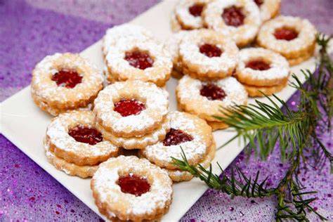 Spitzbuben mit Puderzucker und Himbeermarmelade