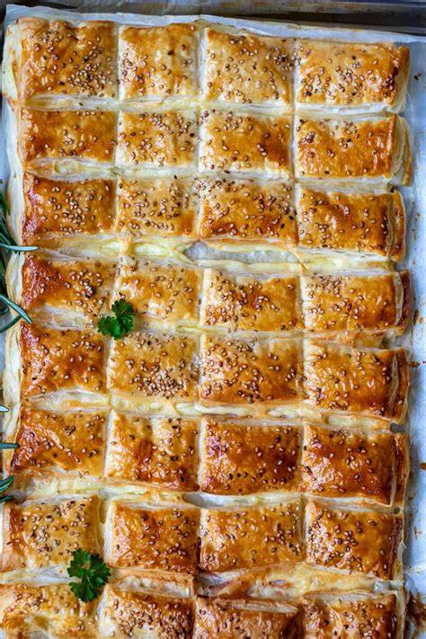 Spitzkohl-Strudel mit Honig-Senf und Blätterteig