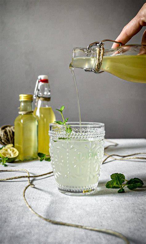 Spitzwegerichblätter und Sirup im Glas
