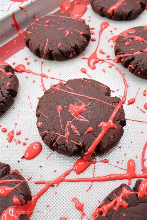 Splatter-Cookies mit rotem Schokoladensprenkler