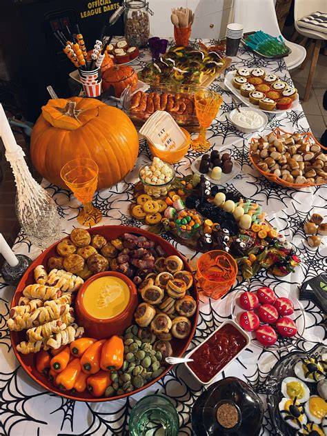 Spooky Halloween Buffet mit Schoko-Spinnen und Spinnennetzen