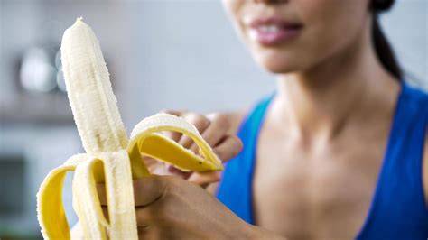 Sportler mit Banane als Snack