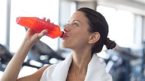 Sportler trinken ein isotonisches Getränk