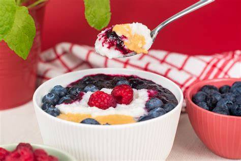 Sportlerin mit Schüssel Porridge nach dem Training