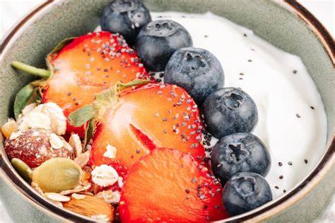 Sportliches Frühstück mit Proteinpudding und frischen Beeren